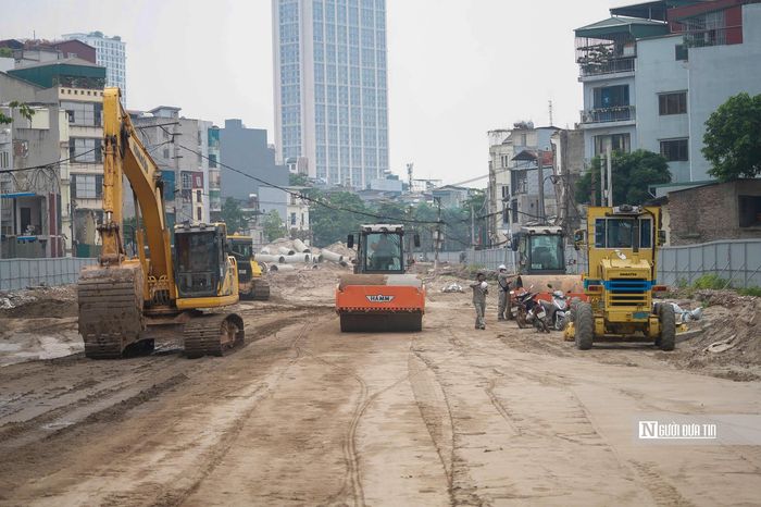 Đối với các đoạn tuyến đã hoàn thành hoặc cơ bản hoàn thành, ông Đông yêu cầu khẩn trương hoàn thiện các hạng mục còn lại như: Cây xanh, điện chiếu sáng, hệ thống an toàn giao thông, chỉnh trang cảnh quan, vệ sinh môi trường, bảo đảm đồng bộ hạ tầng kỹ thuật và mỹ quan đô thị trước khi đưa vào khai thác.