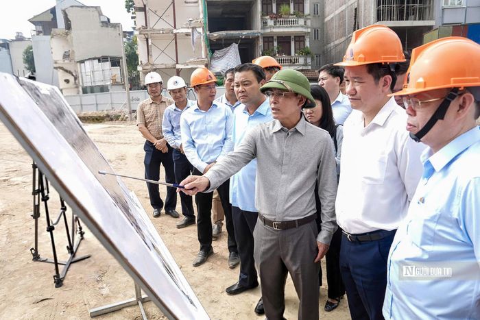 Kiểm tra thực địa toàn tuyến, Phó Bí thư Thường trực Thành ủy Nguyễn Trọng Đông ghi nhận và biểu dương sự nỗ lực của các sở, ngành, địa phương, chủ đầu tư, ban quản lý dự án, nhà thầu cùng đội ngũ kỹ sư, công nhân đã vượt qua nhiều khó khăn để duy trì tiến độ thi công (Ảnh: Phạm Hùng).