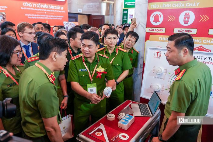 Thiếu tướng Dương Đức Hải - Cục trưởng Cục Cảnh sát phòng cháy, chữa cháy và cứu nạn, cứu hộ cho biết, trước tốc độ đô thị hóa, công nghiệp hóa, sự phát triển mạnh mẽ của công nghệ và các nguồn năng lượng mới, công tác phòng cháy, chữa cháy và cứu nạn, cứu hộ phải chuyển mạnh sang quản lý rủi ro dựa trên dữ liệu, tăng cường cảnh báo sớm và từng bước làm chủ công nghệ.