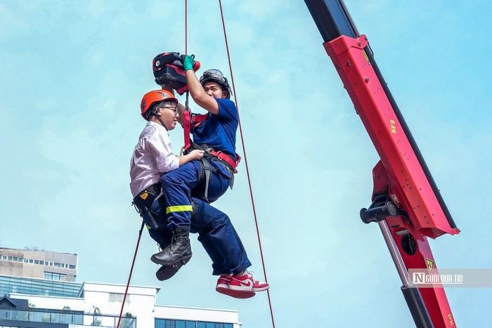 Các em học sinh được trải nghiệm cách đu thang dây cứu người khi gặp nạn.
