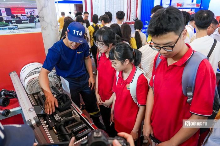 Sự kiện thu hút đông đảo người dân, học sinh đến tham quan, trải nghiệm những công nghệ, thiết bị hiện đại trong lĩnh vực phòng cháy chữa cháy và cứu nạn cứu hộ.