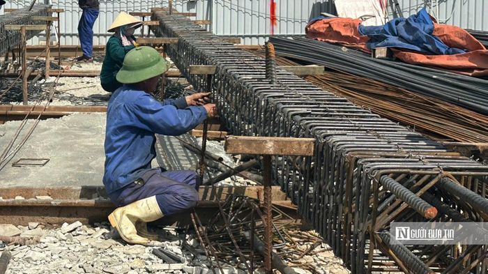 Máy móc, thiết bị được nhà thầu tập trung tại những vị trí đã có mặt bằng sạch. Công nhân làm việc tại công trường, khẩn trương gia công các cấu kiện phục vụ thi công hầm.