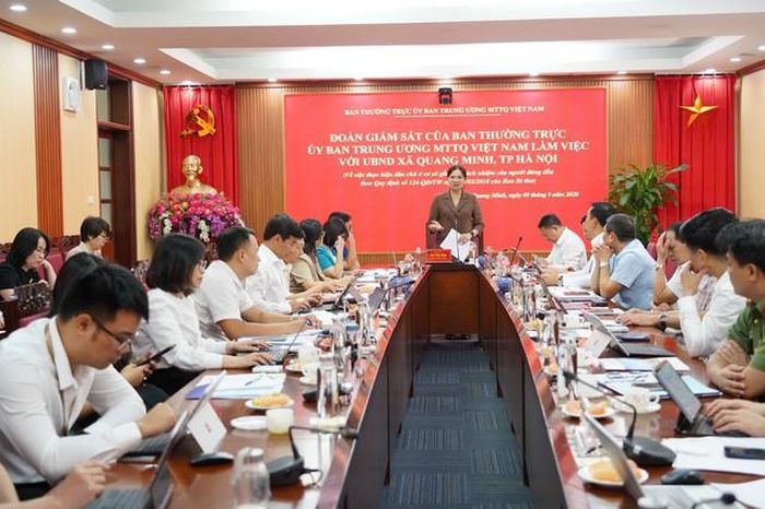 Ủy viên Trung ương Đảng, Phó Chủ tịch - Tổng Thư ký Ủy ban Trung ương MTTQ Việt Nam Hà Thị Nga phát biểu tại buổi làm việc (Ảnh: Hương Diệp).