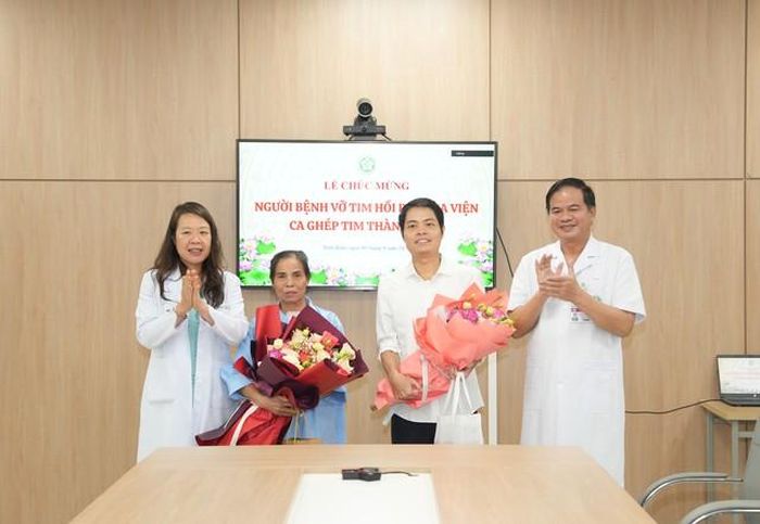 Lãnh đạo Bệnh viện Bạch Mai chúc mừng bệnh nhân được ra viện (Ảnh: BVCC).