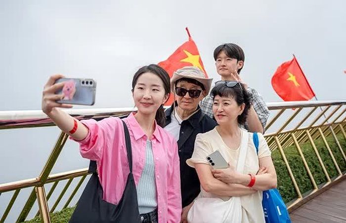 Du khách các nước châu Á check-in Cầu Vàng ở Sun World Ba Na Hills (Đà Nẵng).
