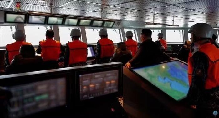 Các nhân viên trên tàu khu trục Kang Kon của Triều Tiên trong chuyến thử nghiệm trên biển đầu tiên. Ảnh: MW.