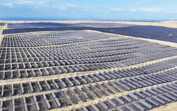Nhà máy điện mặt trời khổng lồ cung cấp nguồn điện giá rẻ dồi dào. Ảnh: Xinhua.