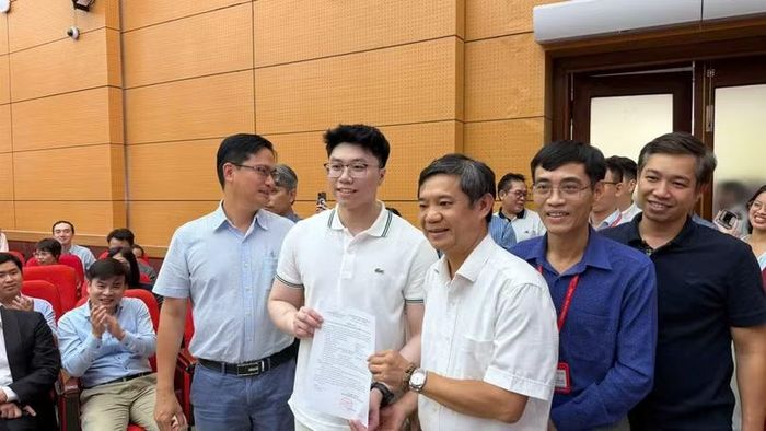 PGS.TS Đinh Ngọc Sơn và các giảng viên Bộ môn Ngoại chào đón thí sinh lựa chọn môn Ngoại. Ảnh Ngọc Dung.