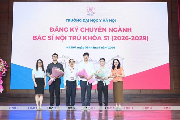 Lãnh đạo Trường ĐHYHN chúc mừng 3 Thủ khoa chuyên ngành: Y khoa, Răng Hàm Mặt, Y học cổ truyền. Ảnh Hữu Linh.