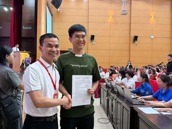 PGS.TS Nguyễn Mạnh Hà chào đón Bác sĩ nội trú lựa chọn chuyên ngành mô phôi của ông. Ảnh Ngọc Dung.
