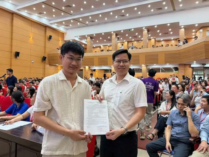 PGS.TS Lưu Quang Thuỳ, Phó trưởng bộ môn Gây mê hồi sức chào đón Bác sĩ nội trú chọn chuyên ngành Gây mê hồi sức. Ảnh Ngọc Dung