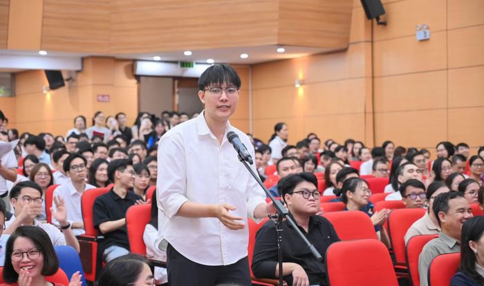 Thủ khoa Y khoa Nguyễn Đức Anh Quân chọn chuyên ngành.Ảnh Hữu Linh.