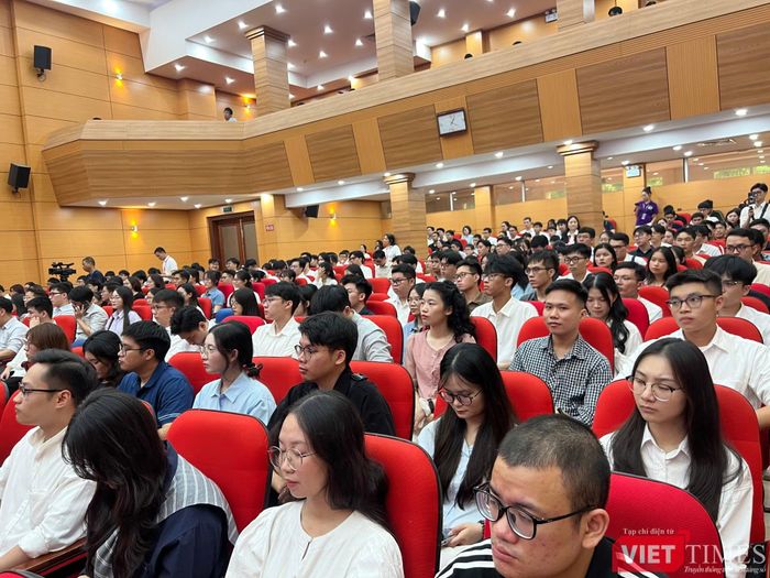Các bác sĩ nội trú chờ đến lượt chọn chuyên ngành. Ảnh: Thanh Hằng.