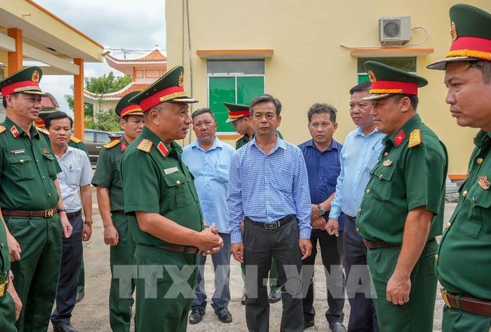 Thượng tướng Lê Quang Minh, Phó Chủ nhiệm Tổng cục Chính trị Quân đội nhân dân Việt Nam kiểm tra công tác tìm kiếm, quy tập hài cốt liệt sĩ tại xã Thới Lai, thành phố Cần Thơ. Ảnh: Thanh Liêm - TTXVN