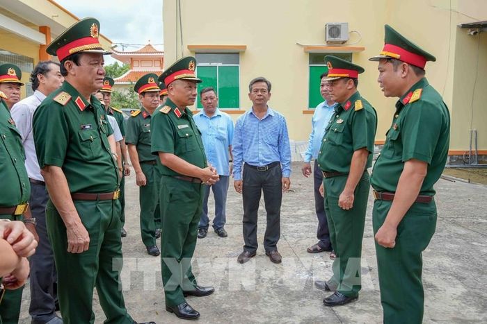 Thượng tướng Lê Quang Minh kiểm tra công tác tìm kiếm, quy tập hài cốt liệt sĩ tại xã Thới Lai, thành phố Cần Thơ. Ảnh: Thanh Liêm - TTXVN