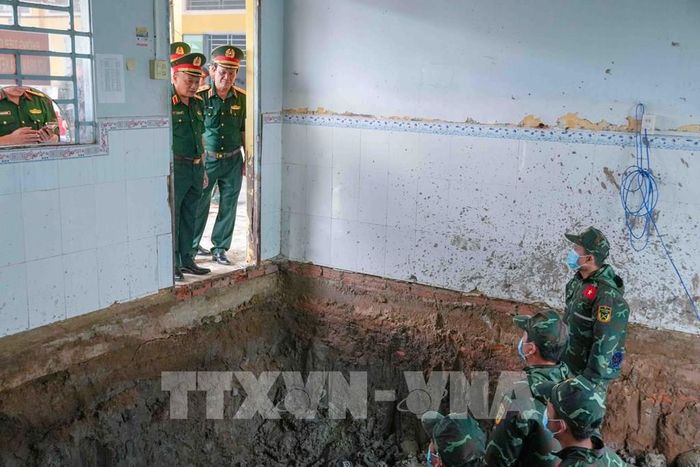 Thượng tướng Lê Quang Minh động viên lực lượng tìm kiếm hài cốt liệt sĩ tại ấp Trường Hòa, xã Thới Lai, thành phố Cần Thơ. Ảnh: Thanh Liêm - TTXVN