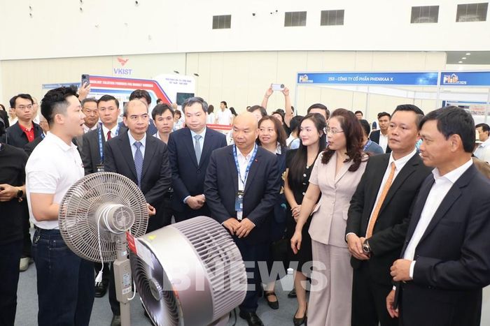 Các đại biểu tham quan gian hàng tại Triển lãm. Ảnh: Văn Xuyên/Bnews/TTXVN