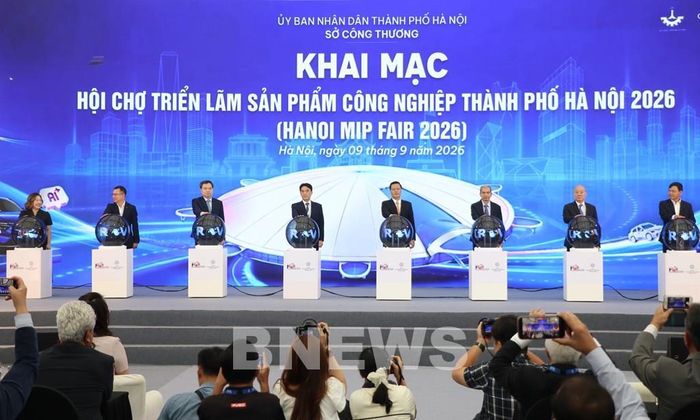 Các đại biểu thực hiện nghi thức khai mạc Hội chợ triển lãm. Ảnh: Văn Xuyên/Bnews/TTXVN