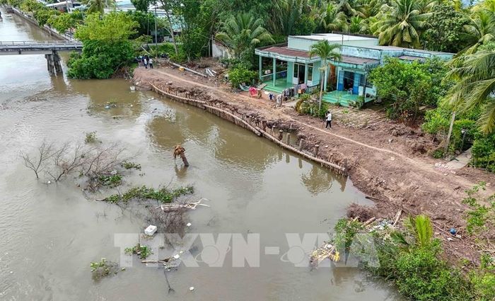 Tình trạng sạt lở bờ sông Hậu đang diễn biến hết sức phức tạp. Ảnh minh họa: Thanh Liêm - TTXVN