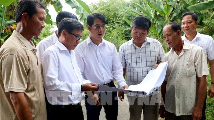 Chính quyền xã Phương Bình, thành phố Cần Thơ và các đơn vị liên quan triển khai ra quân thực hiện tuyến đường nông thôn Quang Phong, dài hơn 2km. Ảnh: Duy Khương – TTXVN