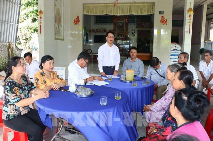 Ông Võ Văn Kiến Quốc, Phó Chủ tịch Thường trực UBND xã Phương Bình chủ trì buổi họp dân thực hiện tuyến đường nông thôn Quang Phong, dài hơn 2km. Ảnh: Duy Khương – TTXVN