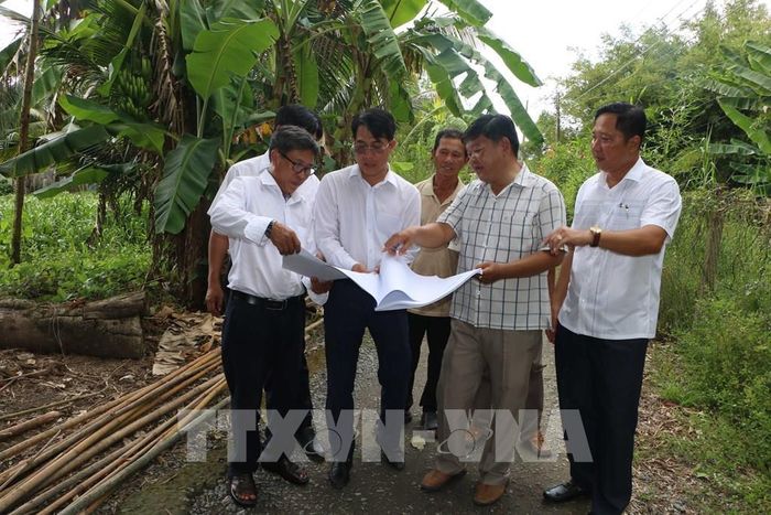 Chính quyền xã Phương Bình, thành phố Cần Thơ và các đơn vị liên quan triển khai ra nhân dân thực hiện tuyến đường nông thôn Quang Phong, dài hơn 2km. Ảnh: Duy Khương – TTXVN