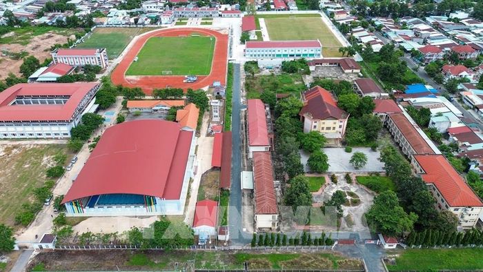 Trường Trung cấp Kinh tế - Kỹ thuật tỉnh Tây Ninh (bên phải) đang được hoàn thiện các thủ tục để bàn giao cho Trung tâm Huấn luyện và Thi đấu thể thao. Ảnh: Giang Phương - TTXVN
