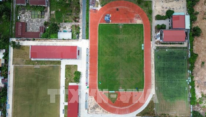 Sân tập bóng đá tại cơ sở 2 có đường chạy nhựa tổng hợp 400m, sân bóng đá 7 và 11 người cỏ nhân tạo. Ảnh: Giang Phương - TTXVN
