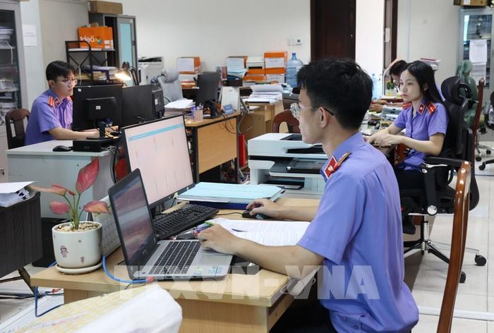 Cán bộ, Kiểm sát viên Phòng 1, Viện Kiểm sát nhân dân Thành phố Hồ Chí Minh nghiên cứu, xử lý hồ sơ trên nền tảng điện tử. Ảnh: Hồng Đạt - TTXVN 