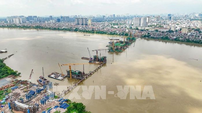 Toàn cảnh các mũi thi công phần cầu chính dự án cầu Trần Hưng Đạo trên sông Hồng. Ảnh: Trung Nguyên - TTXVN