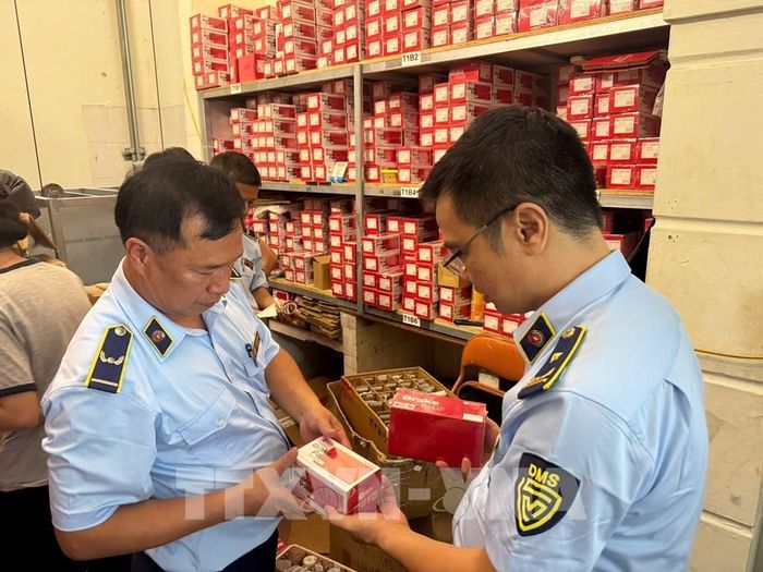 Lực lượng Quản lý thị trường Hà Nội kiểm tra các sản phẩm phụ tùng ô tô tại cơ sở kinh doanh. Ảnh: TTXVN phát