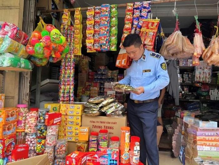 Cán bộ Quản lý thị trường Hà Nội kiểm tra hàng hóa tại một cơ sở kinh doanh.