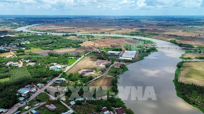 Việc nâng cấp hạ tầng đường thủy sẽ góp phần từng bước phát huy hiệu quả vận tải, giảm chi phí logistics và nâng cao năng lực kết nối vùng. Ảnh: Giang Phương - TTXVN 
