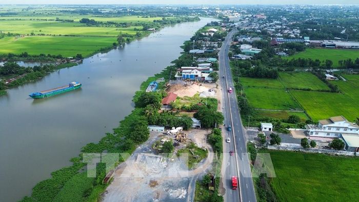 Hoạt động vận tải hàng hóa trên sông Vàm Cỏ Đông góp phần đa dạng hóa phương thức vận chuyển, giảm áp lực cho giao thông đường bộ. Ảnh: Giang Phương - TTXVN