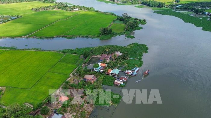Cảnh quan ven sông Vàm Cỏ Đông tạo điều kiện khai thác tiềm năng du lịch đường sông, góp phần đa dạng hóa sản phẩm du lịch của địa phương. Ảnh: Giang Phương - TTXVN