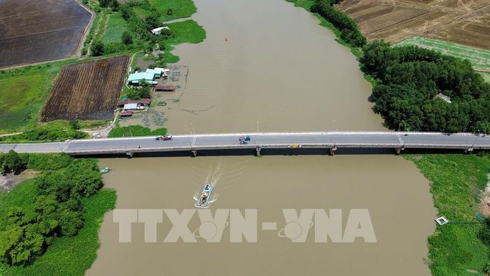 Sông Vàm Cỏ Đông có vai trò kết nối hoạt động logistics, xuất nhập khẩu của Tây Ninh với các khu vực trong vùng. Ảnh: Giang Phương - TTXVN 