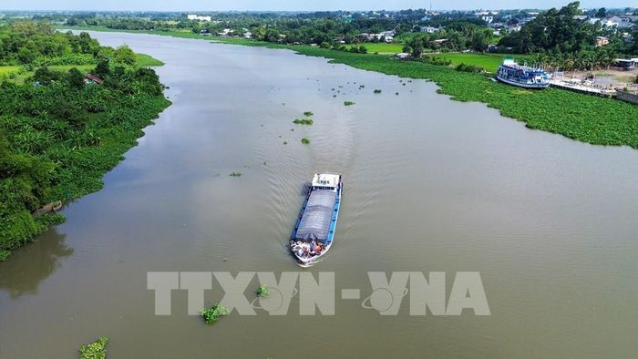 Cùng với sự phát triển của các khu công nghiệp, nhu cầu vận tải thủy trên tuyến sông Vàm Cỏ Đông có xu hướng gia tăng. Ảnh: Giang Phương - TTXVN