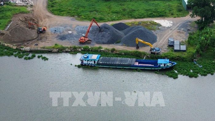 Tuyến sông Vàm Cỏ Đông phục vụ nhu cầu vận chuyển vật liệu xây dựng cho các dự án hạ tầng trọng điểm của tỉnh. Ảnh: Giang Phương - TTXVN