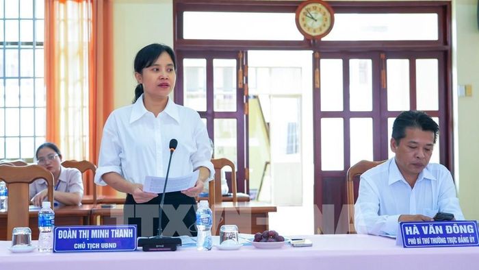 Bà Đoàn Thị Minh Thanh, Chủ tịch UBND xã Tân Biên, tỉnh Tây Ninh, trình bày các tiêu chí và đề án thành lập phường. Ảnh: Minh Phú – TTXVN