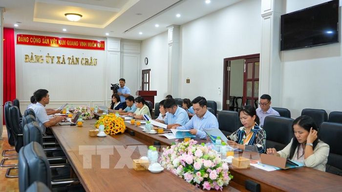 Đoàn công tác của Bộ Nội vụ khảo sát và làm việc với lãnh đạo xã Tân Châu, tỉnh Tây Ninh về đề án thành lập phường. Ảnh: Minh Phú – TTXVN 