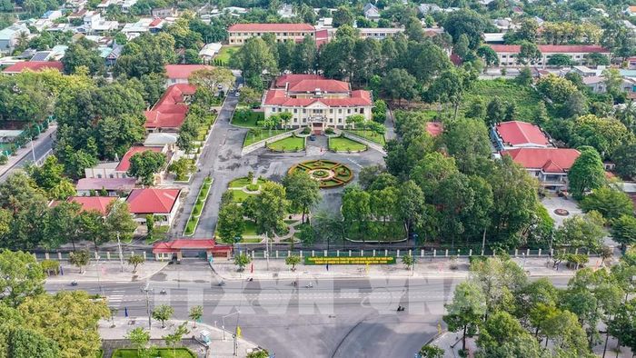 Trụ sở trung tâm hành chính xã Tân Biên, tỉnh Tây Ninh, đáp ứng cơ bản các tiêu chuẩn để nâng cấp lên đơn vị hành chính phường. Ảnh: Minh Phú - TTXVN