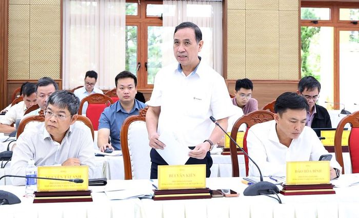 Phó Tổng giám đốc EVNNPT Bùi Văn Kiên báo cáo và nêu kiến nghị tại cuộc họp. Ảnh: Thúy Hiền/BNEWS/TTXVN