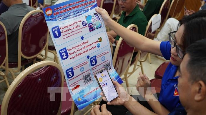 Người dân phường Hai Bà Trưng thực hiện đóng góp ý kiến về điều chỉnh Quy hoạch phân khu đô thị sông Hồng trên nền tảng số. Ảnh: Hùng Mạnh - TTXVN