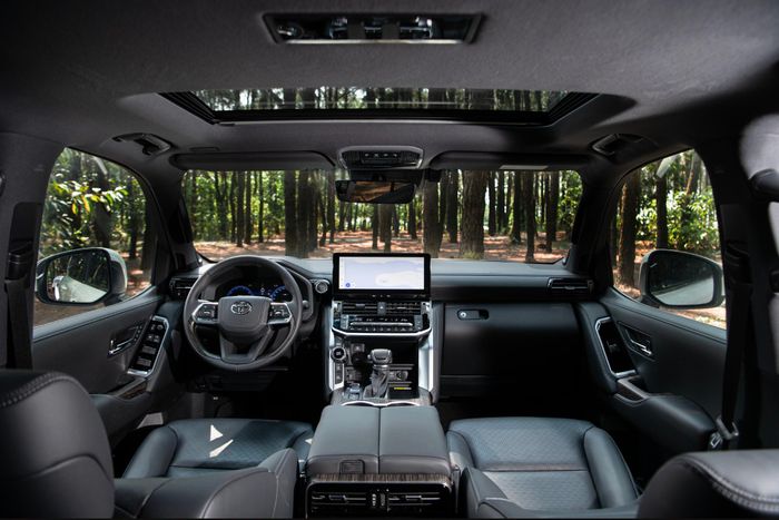 Không gian nội thất Land Cruiser HEV. Ảnh: TMV