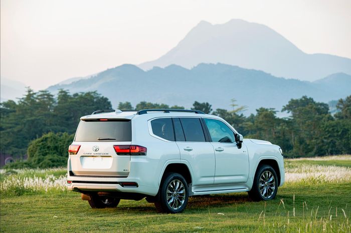 Ngoại thất Land Cruiser HEV. Ảnh: TMV