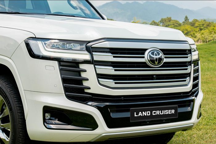 Thiết kế cản trước trên Land Cruiser HEV khác so với bản máy xăng. Ảnh: TMV