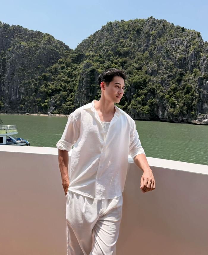 Vẻ ngoài phong độ của chàng trai "khóa môi" Nhật Kim Anh trong MV.