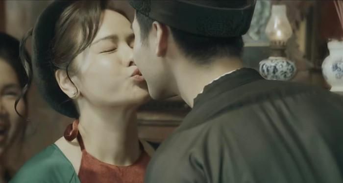 Nhật Kim Anh "khóa môi" chàng trai kém 14 tuổi.