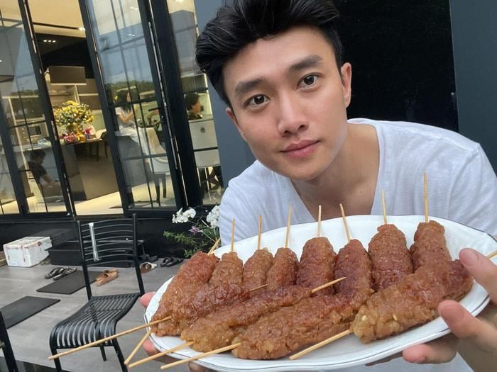 Quốc Trường tự tay chuẩn bị những món ăn cho bữa cơm tại nhà.