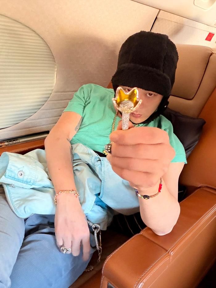 G-Dragon thu hút sự chú ý khi hé lộ cuộc sống trên hành trình world tour.